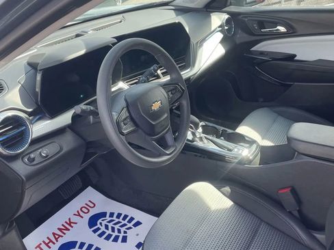 Used 2025 Chevrolet Trax LT image 6