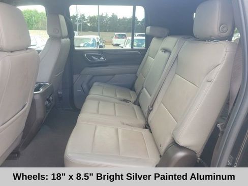 Used 2024 Chevrolet Suburban LT RWD image 17