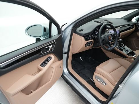Certified 2026 Porsche Macan AWD/4WD image 8