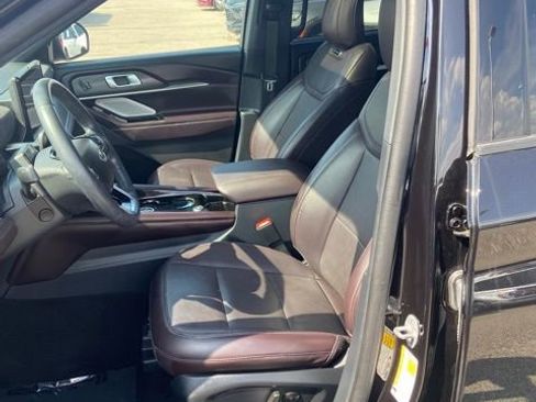 Certified 2025 Ford Explorer Platinum RWD image 5