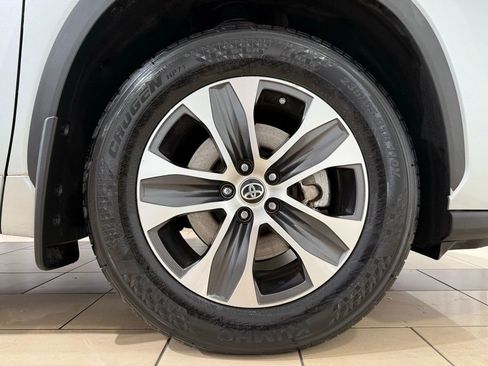 Certified 2022 Toyota Highlander XLE image 9