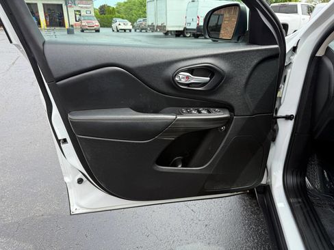 Used 2015 Jeep Cherokee Limited w/ Trailer Tow Group AWD/4WD image 19