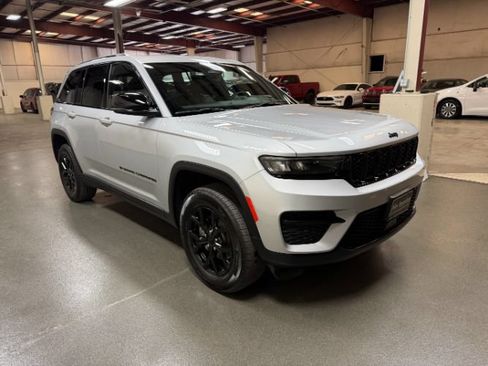 Used 2025 Jeep Grand Cherokee Altitude AWD/4WD image 6