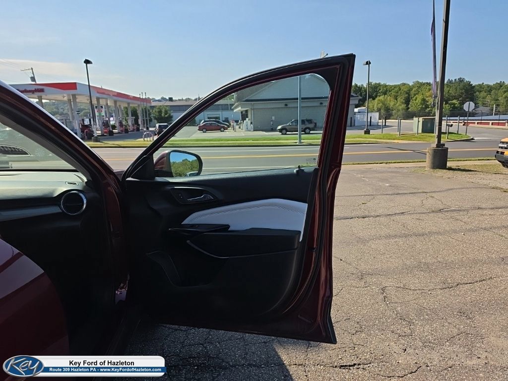 Used 2025 Chevrolet Trax LT FWD image 16