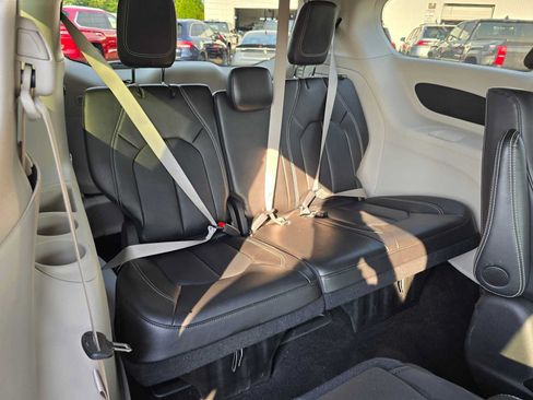 Used 2024 Chrysler Pacifica Limited FWD image 14