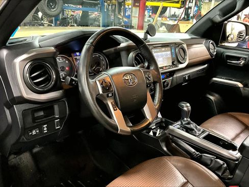 Used 2016 Toyota Tacoma Limited w/ Towing Package image 17