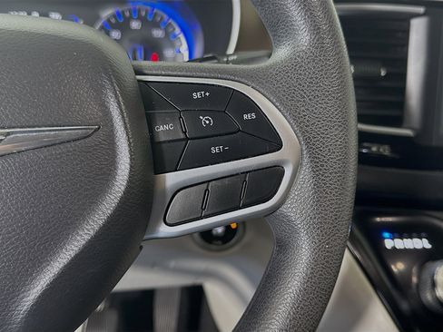 Used 2018 Chrysler Pacifica Touring Plus w/ Tire & Wheel Group image 15