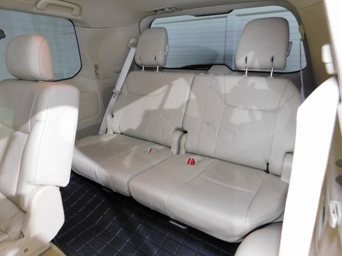 Used 2013 Lexus LX 570 4WD w/ Luxury Pkg w/Pre-crash image 76