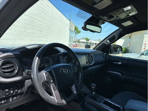 Used 2018 Toyota Tacoma TRD Off-Road w/ Technology Package image 18