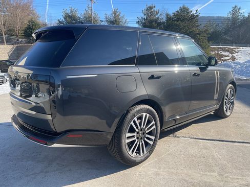 Used 2023 Land Rover Range Rover SE image 3