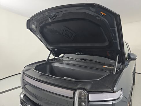 Used 2024 Rivian R1S Adventure image 9