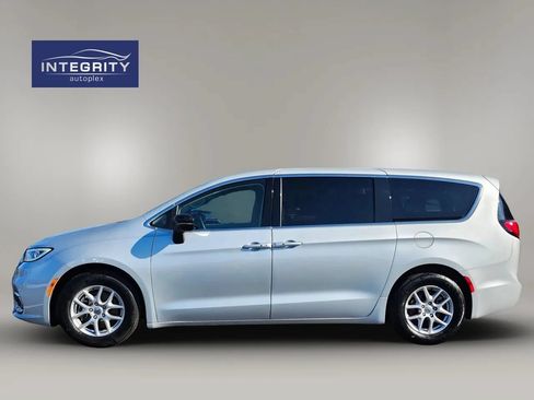 Used 2024 Chrysler Pacifica Touring-L FWD image 2