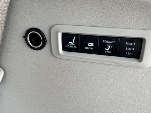 Used 2017 Chrysler Pacifica Limited image 39