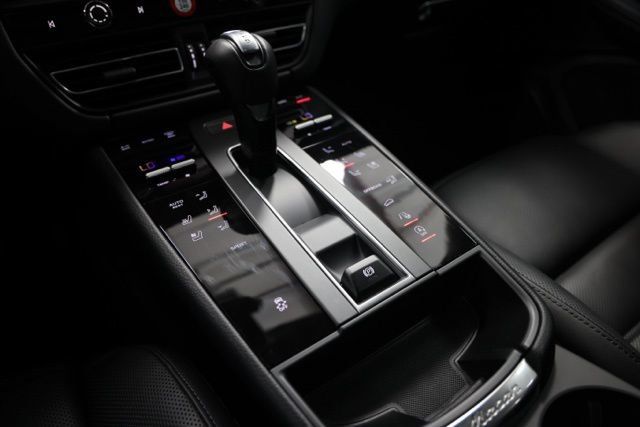 Used 2025 Porsche Macan AWD/4WD image 29