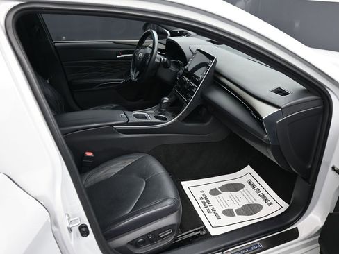 Used 2022 Toyota Avalon Limited image 12