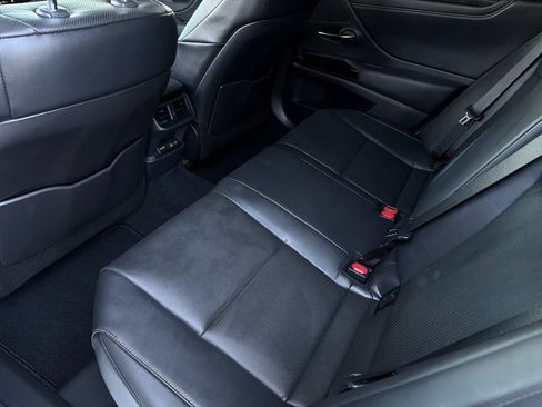 Used 2025 Lexus ES 300h w/ Premium Package FWD image 12