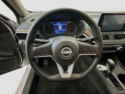 Used 2025 Nissan Altima 2.5 SV FWD image 18