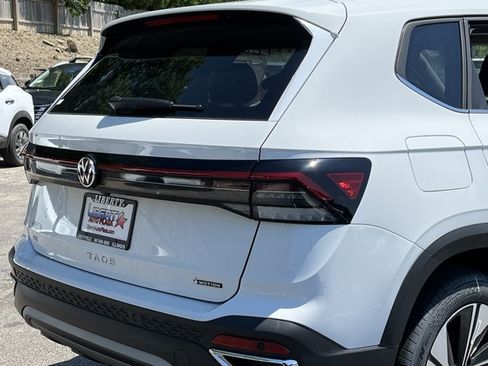 New 2026 Volkswagen Taos SE AWD/4WD image 8