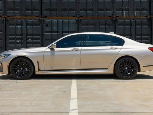 Used 2022 BMW 740i w/ Luxury Rear Seating Package RWD image 4