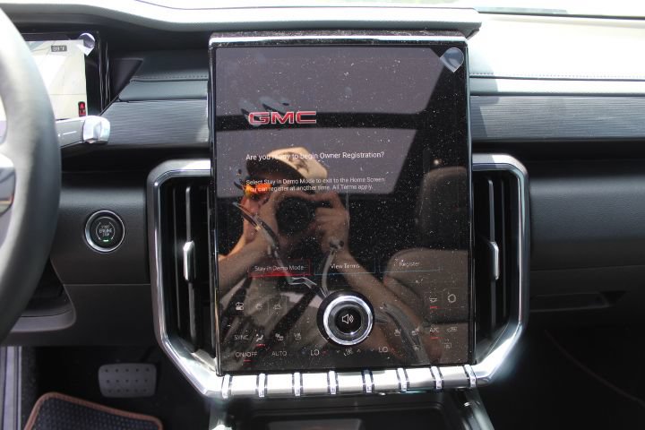 New 2026 GMC Acadia AT4 w/ Luxury Package AWD/4WD image 15