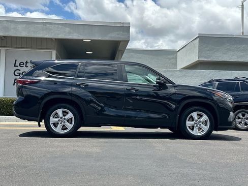 Used 2024 Toyota Highlander LE AWD/4WD image 6