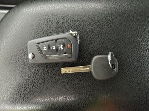 Used 2019 Toyota Camry LE FWD image 32
