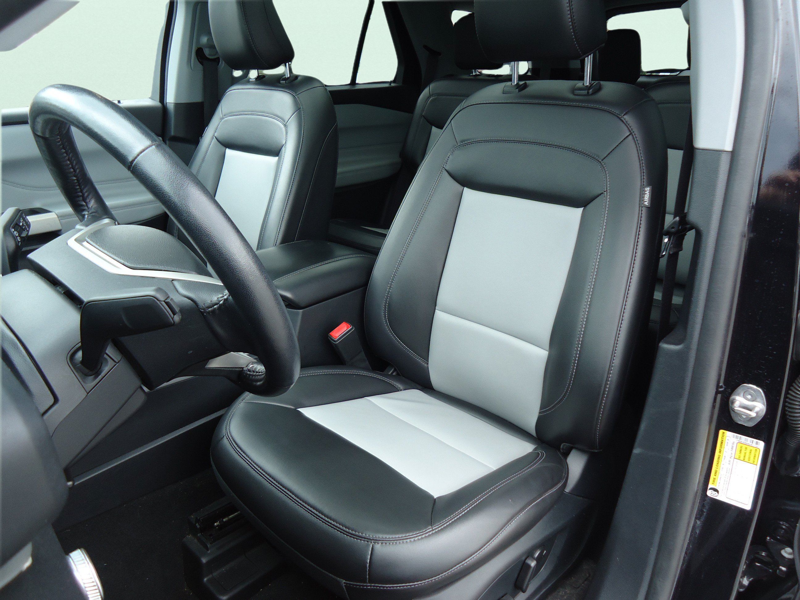 Used 2022 Ford Explorer XLT w/ Equipment Group 202A AWD/4WD image 25