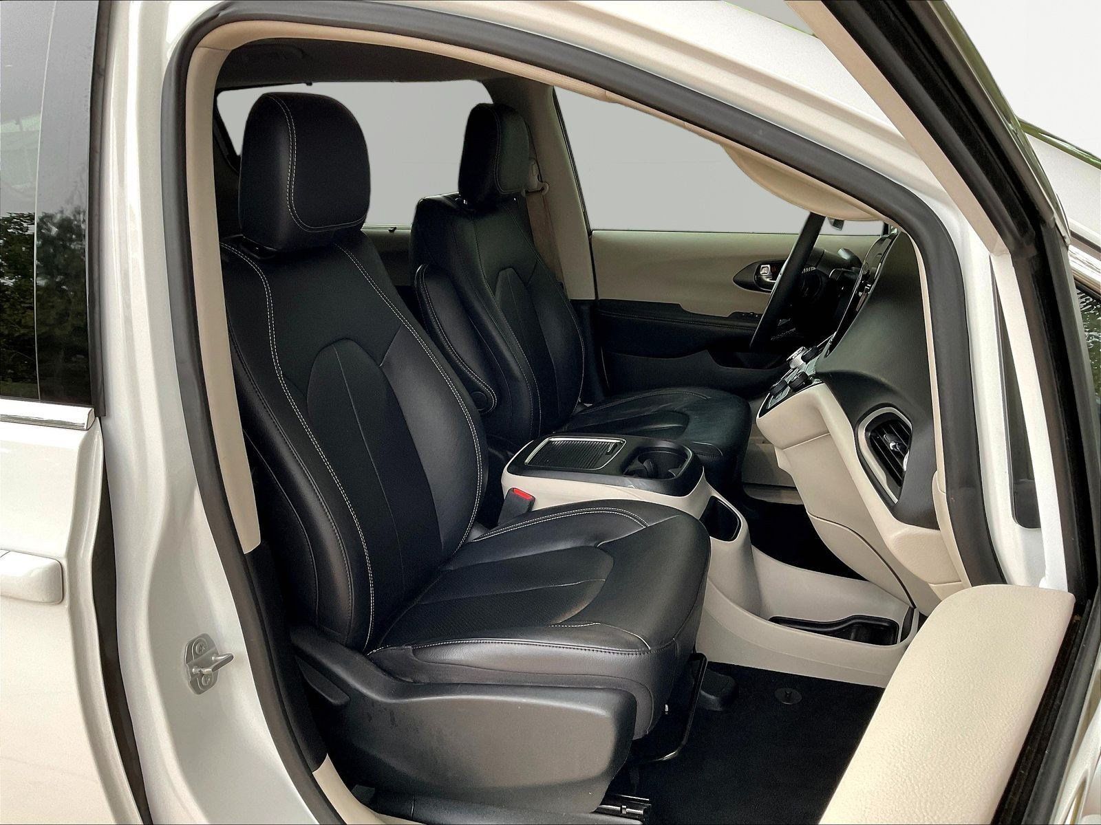 Used 2022 Chrysler Pacifica Touring-L FWD image 28