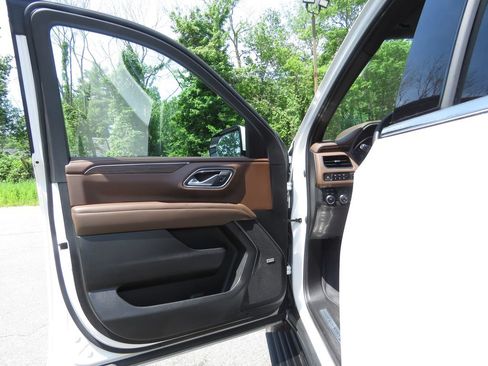Used 2023 Chevrolet Suburban High Country w/ Premium Package 2 AWD/4WD image 9