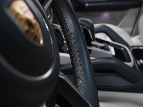 Certified 2023 Porsche Cayenne Platinum Edition image 32