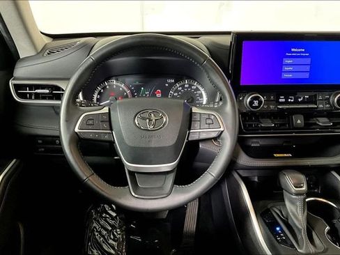 Used 2023 Toyota Highlander XLE image 5