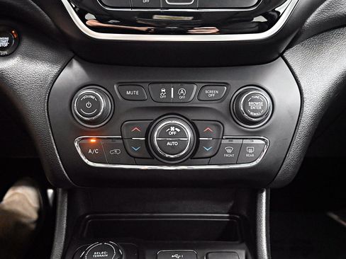 Used 2019 Jeep Cherokee Limited AWD/4WD image 19