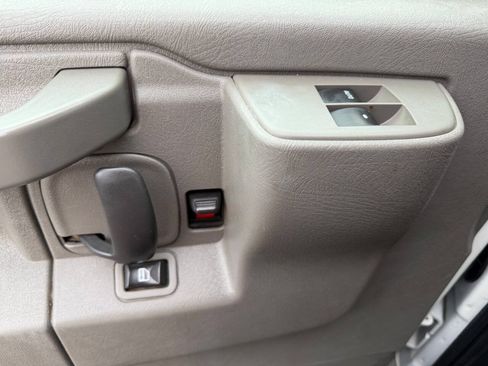 Used 2017 Chevrolet Express 3500 RWD image 11