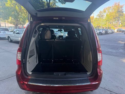 Used 2012 Chrysler Town & Country Touring-L w/ Driver Convenience Group FWD image 16