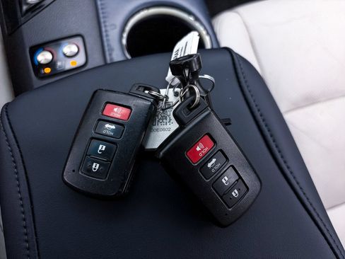 Used 2013 Toyota Avalon Limited w/ Technology Pkg FWD image 23