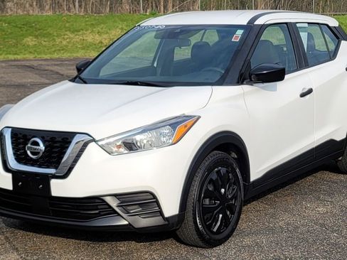 Used 2020 Nissan Kicks S image 3