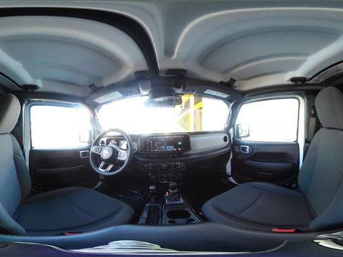 Used 2025 Jeep Wrangler Unlimited Sahara AWD/4WD image 47