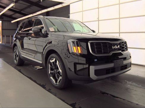 Used 2025 Kia Telluride S FWD image 1