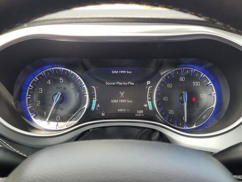 Used 2025 Chrysler Pacifica Limited FWD image 22
