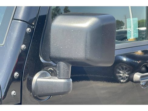 Used 2017 Jeep Wrangler Unlimited Sahara w/ Connectivity Group AWD/4WD image 45