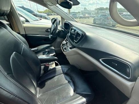 Used 2018 Chrysler Pacifica Touring-L Plus w/ Tire & Wheel Group FWD image 9