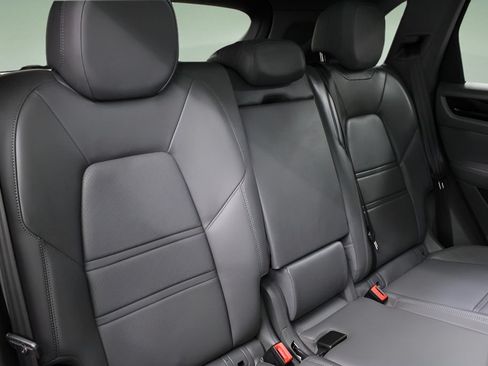 Used 2023 Porsche Cayenne AWD/4WD image 23