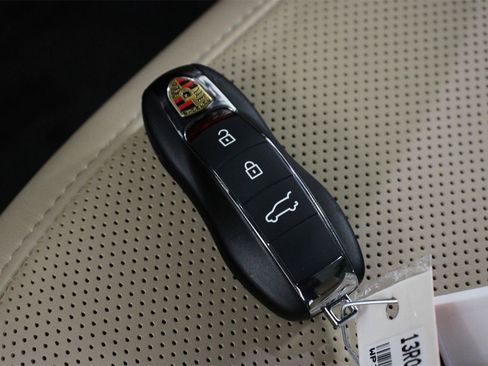 Used 2025 Porsche Macan image 34