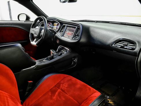 Used 2016 Dodge Challenger SRT image 13