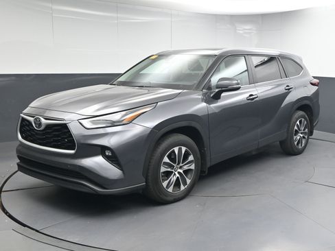 Certified 2024 Toyota Highlander XLE image 4