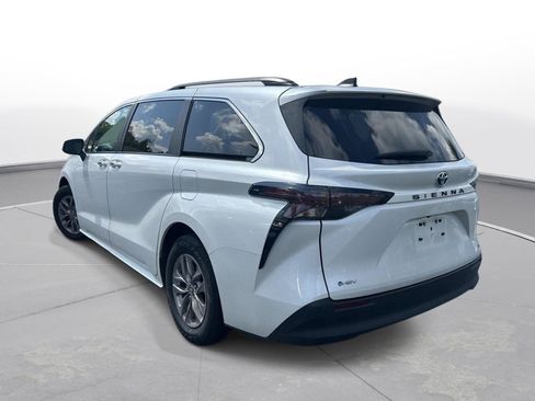 Used 2025 Toyota Sienna XLE FWD image 8