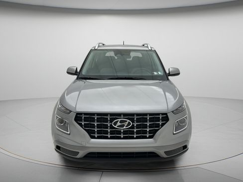 Used 2025 Hyundai Venue SEL FWD image 2