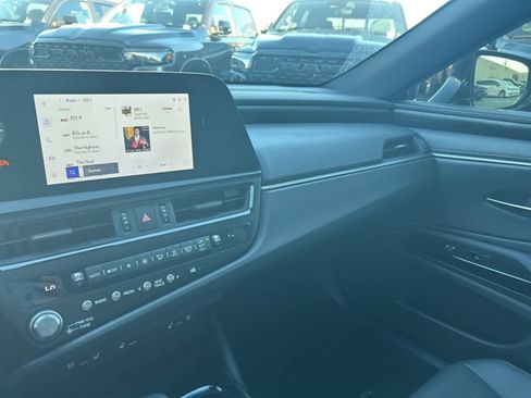 Used 2025 Lexus ES 300h w/ Premium Package image 39