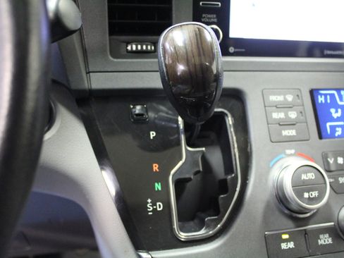 Used 2019 Toyota Sienna XLE image 19