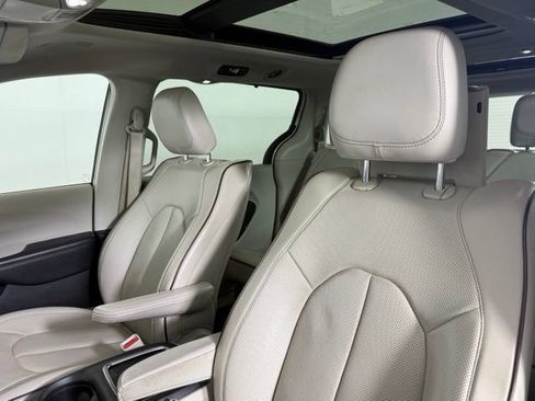 Used 2019 Chrysler Pacifica Limited w/ Advanced Safetytec Group FWD image 6